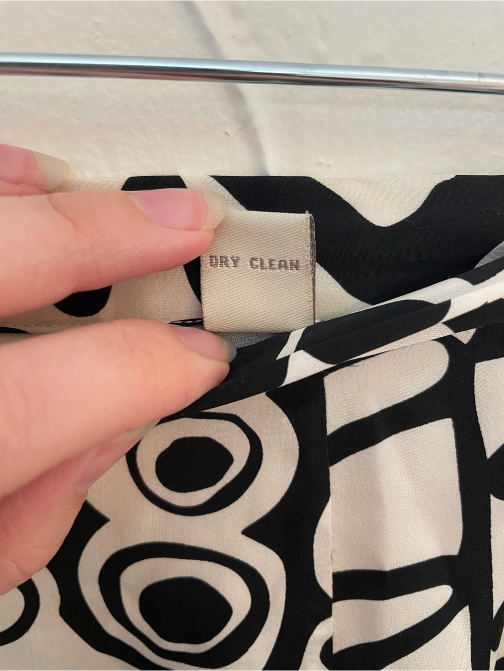 100% Silk Valerie Stevens Black & White Geometric Abstract Godet Panel Skirt - Picture 4 of 12